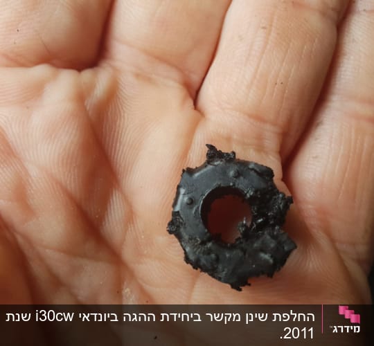 חלק גומי שחור עם חור במרכז על כף יד